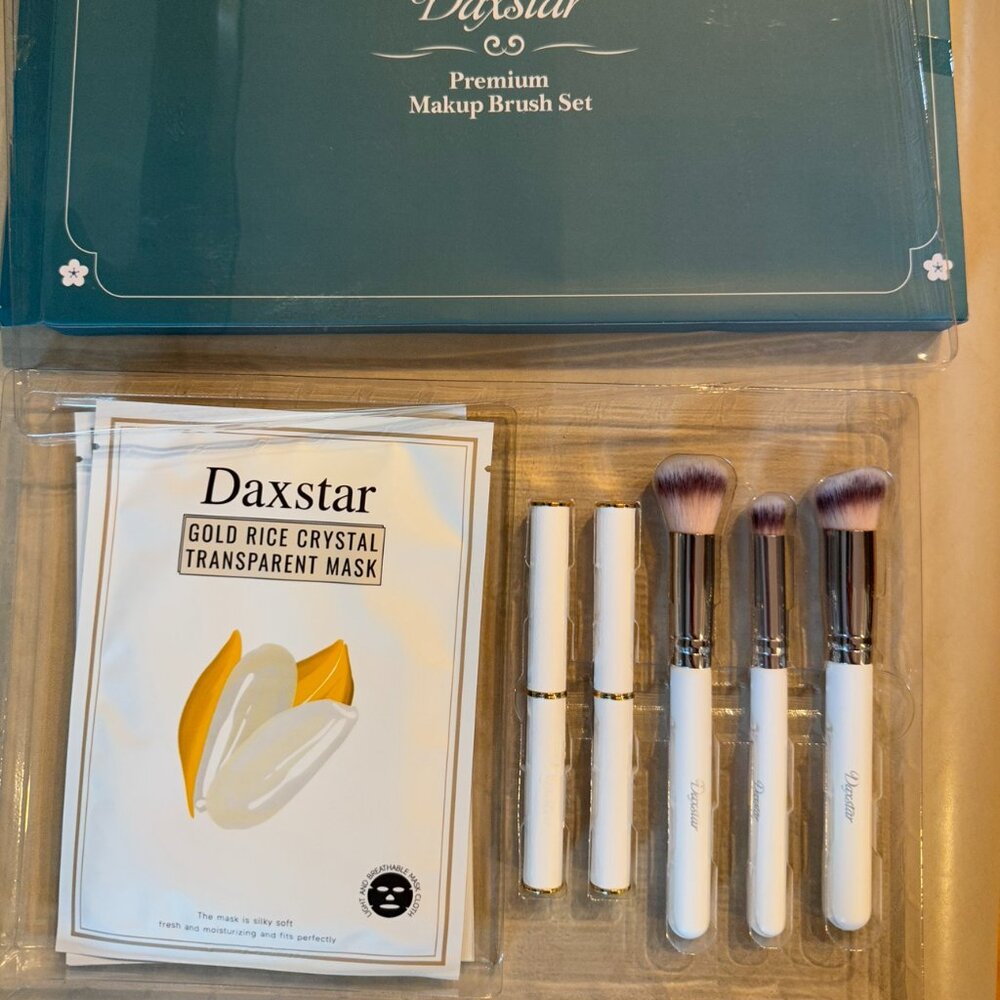 DAXSTAR MAKEUP SET: 3 MASKS, 2 LIPSTICKS, 3 BRUSHES NEW IN BOX